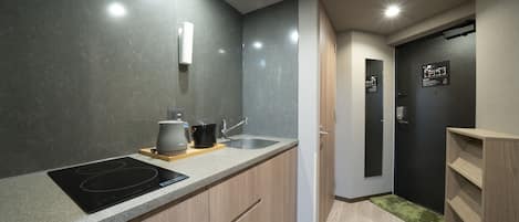 Uma cozinha moderna com fogão embutido, pia e armários de madeira.
