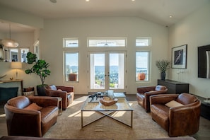 Smart TV, caminetto, lettore DVD, libri