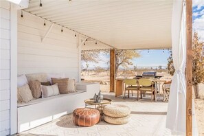 Outdoor dining - Couples Retreat, Stargazing Secluded Bohemian Home in the heart of nature (Landers)