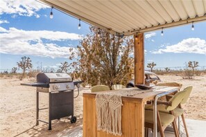 Outdoor dining - Couples Retreat, Stargazing Secluded Bohemian Home in the heart of nature (Landers)
