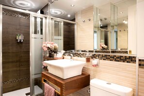 Chuveiro, secador de cabelo, toalhas de banho 