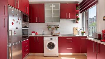 Een koelkast, een microgolfoven, een oven, een kookplaat