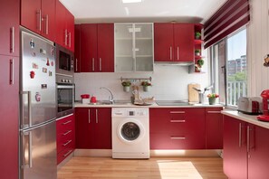 Fridge, microwave, oven, stovetop - Caprichos Apartment – 4 Bedrooms & Wi-Fi, Jerez de la Frontera (Jerez de la Frontera)