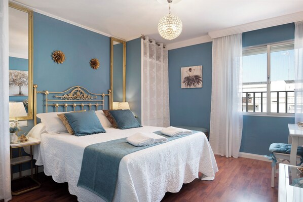 4 makuuhuonetta, silitysrauta/-lauta, ilmainen Wi-Fi, vuodevaatteet