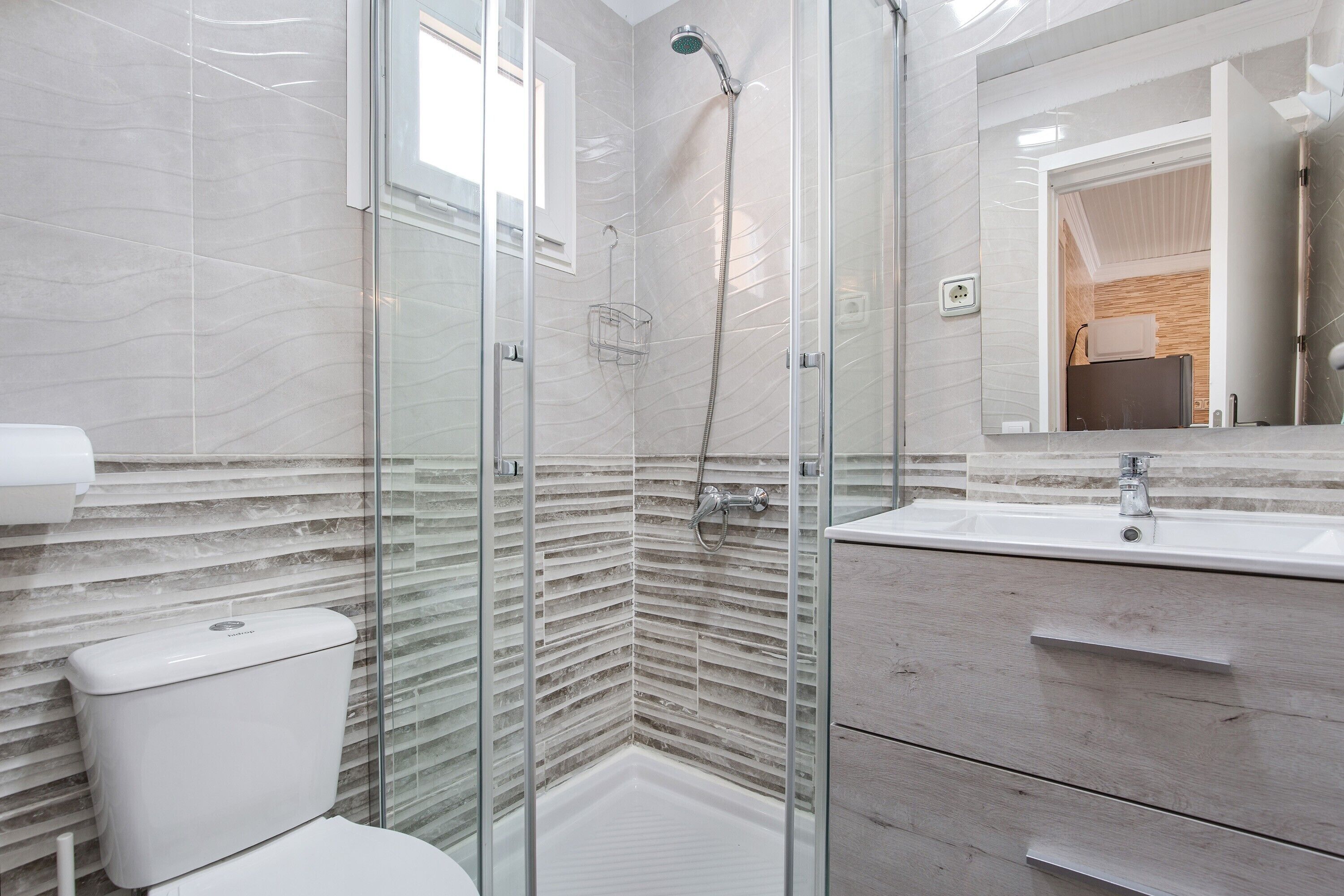 Dusche, Haartrockner, Handtücher