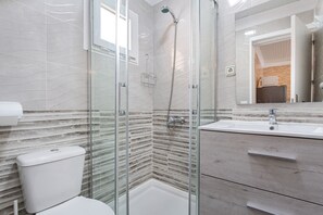 Ducha, secador de pelo, toallas
