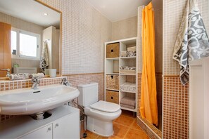 Shower, hair dryer, towels - Holiday Home 'Relax & Comfort on Costa Calma' with Sea View, Shared Pool and Wi-Fi (Pájara)