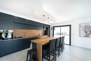 Kjøleskap, mikrobølgeovn, ovn og kokeplater