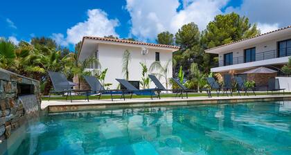 MAGNIFICENT NEW UPSCALE VILLA WITH HEATED COMMUNAL POOL FOR 8 PEOPLE.