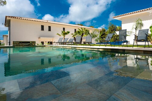 MAGNIFIQUE VILLA NEUVE HAUT DE GAMME PISCINE COLLECTIVE CHAUFFÉE 8 PERSONNES.