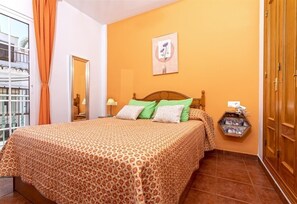 1 habitación, tabla de planchar con plancha, wifi gratis y ropa de cama 