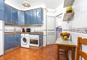 Fridge, microwave, oven, stovetop - Apartment 'El Rincon de Lola in Nerja' with Terrace & Wi-Fi (Nerja)