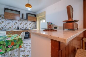 Frigorifero, forno, piano cottura, macchina per tè/caffè