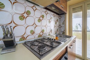 Fridge, oven, stovetop, coffee/tea maker - Villa 'Eremo Degli Oleandri' with Sea View and Wi-Fi (Augusta)
