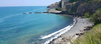 Villa 'Eremo Degli Oleandri' with Sea View and Wi-Fi