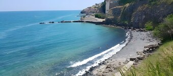 Villa 'Eremo Degli Oleandri' con vista mare, piscina in comune e Wi-Fi