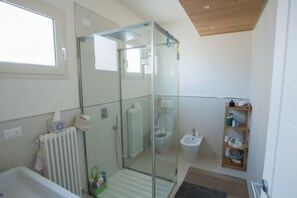 Dusj, hårføner, bidé og håndklær