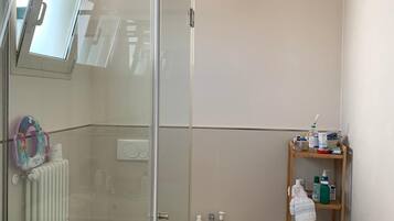 Douche, sĂšche-cheveux, bidet, serviettes fournies