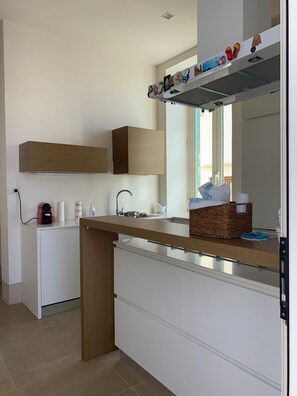 Kjøleskap, ovn, kokeplater og oppvaskmaskin