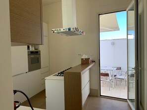 Kjøleskap, ovn, kokeplater og oppvaskmaskin