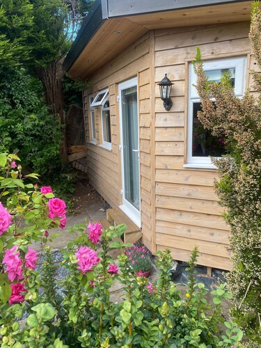 Cosy leafy cabin near city centre.  Free parking
