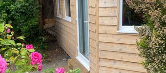 Cosy leafy cabin near city centre.  Free parking