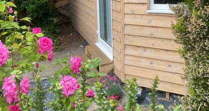 Cosy leafy cabin near city centre. Free parking