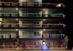 A multi-story building with balconies decorated with colorful lights. - Amazing Lake View Walk-In Condo, Newly Renovated Spacious Near Silver Dollar City with Free Tickets (Branson)
