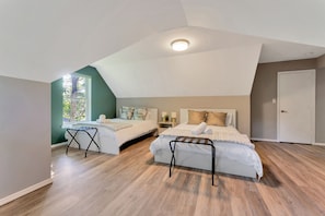 5 bedrooms, iron/ironing board, travel cot, free WiFi - 5BR Hot Tub, Sauna, GameRoom, Lake Access (East Stroudsburg)