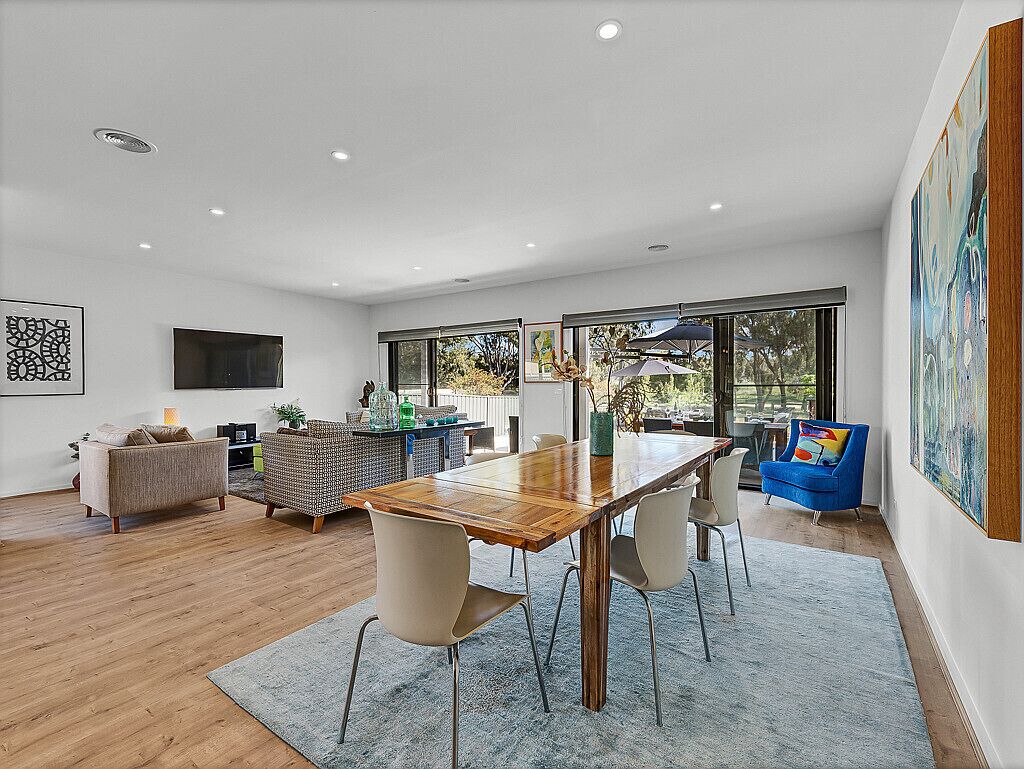 Island Lakeside Retreat: Serenity On The Lake And Its Reserve. - Mulwala