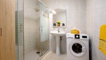 シャワー、ヘアドライヤー、タオル