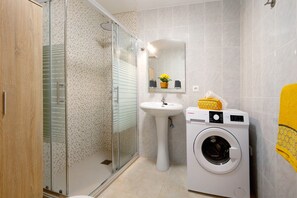 Shower, hair dryer, towels - Apartment Casa Relax with Air Conditioning and Wi-fi (Gran Tarajal)