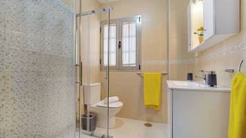 Shower, hair dryer, towels