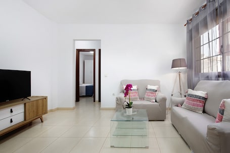 TV. Holiday Home 'Casita Amiga del Mar' close to the Beach with A/C & Wi-Fi