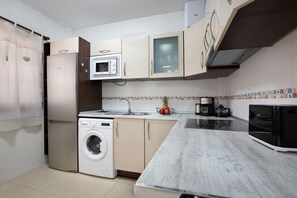 Fridge, microwave, oven, stovetop - Holiday Home 'Casita Amiga del Mar' close to the Beach with A/C & Wi-Fi (Gran Tarajal)