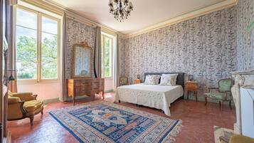 7 chambres, bureau, fer et planche Ă repasser, lit parapluie