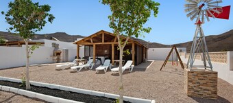 Holiday home La Cabañita de Javi with Sea View, Garden & Wi-Fi