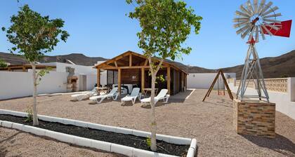 Holiday home La Cabañita de Javi with Sea View, Garden & Wi-Fi