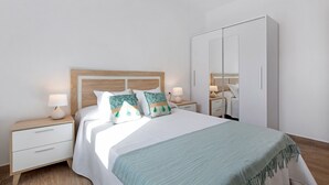 Una camera da letto con un letto, comodini, un armadio e uno specchio.