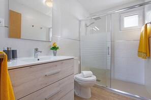 Dusche, Haartrockner, Handtücher