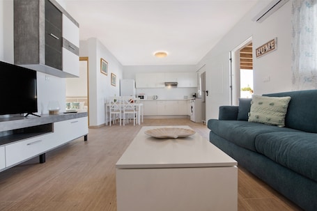 TV. Holiday Home 'Vista Paraiso' with Mountain View, Garden & Wi-Fi