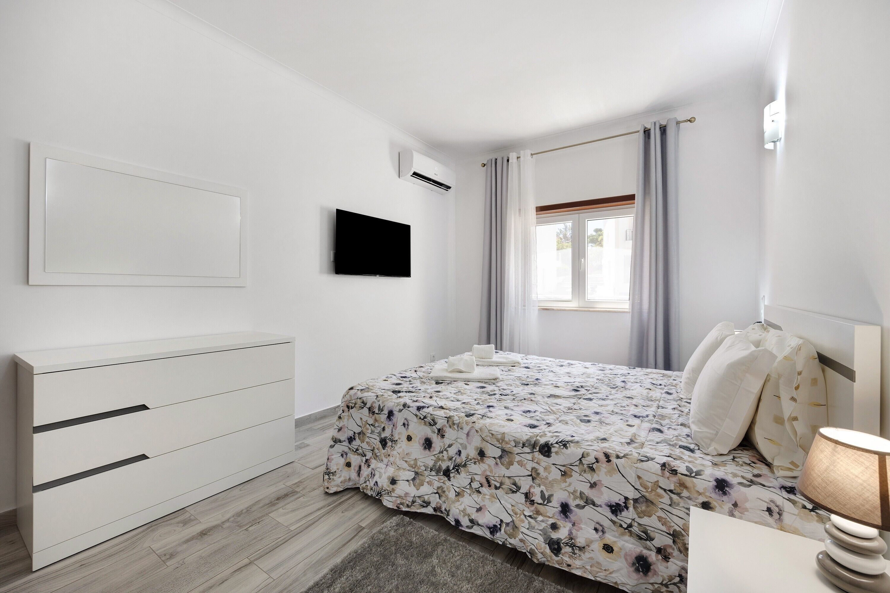 2 quartos, ferros/tábuas de passar roupa, Wi-Fi de cortesia