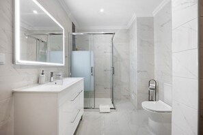 Douche, sèche-cheveux, serviettes fournies