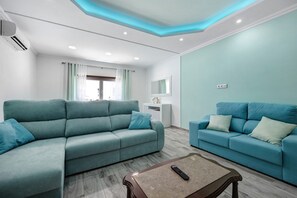 TV - Apartment Casa Violeta with Terrace, A/C & Wi-Fi (Lagos)