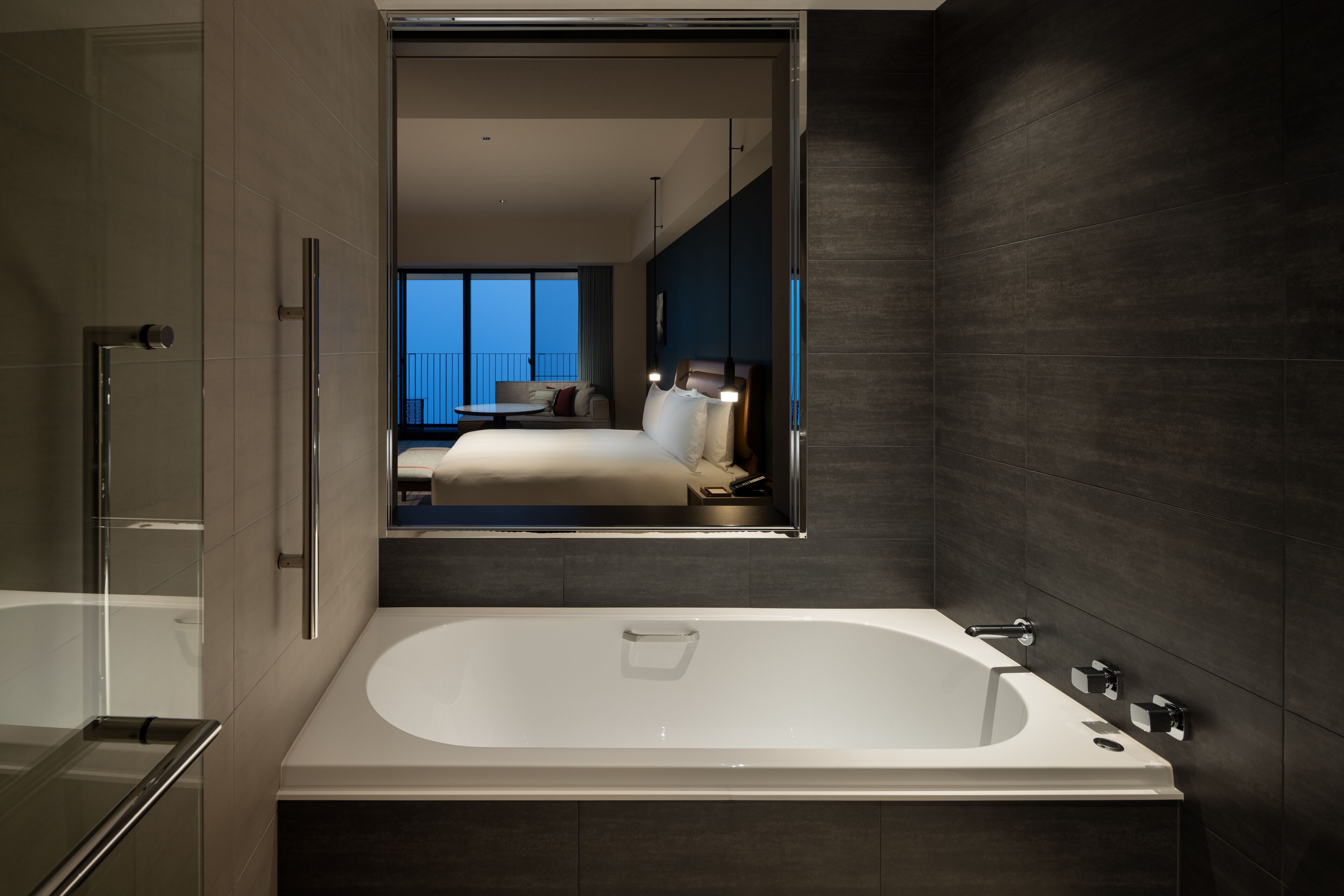 Badewanne und Dusche (separat), Regendusche, kostenlose Toilettenartikel