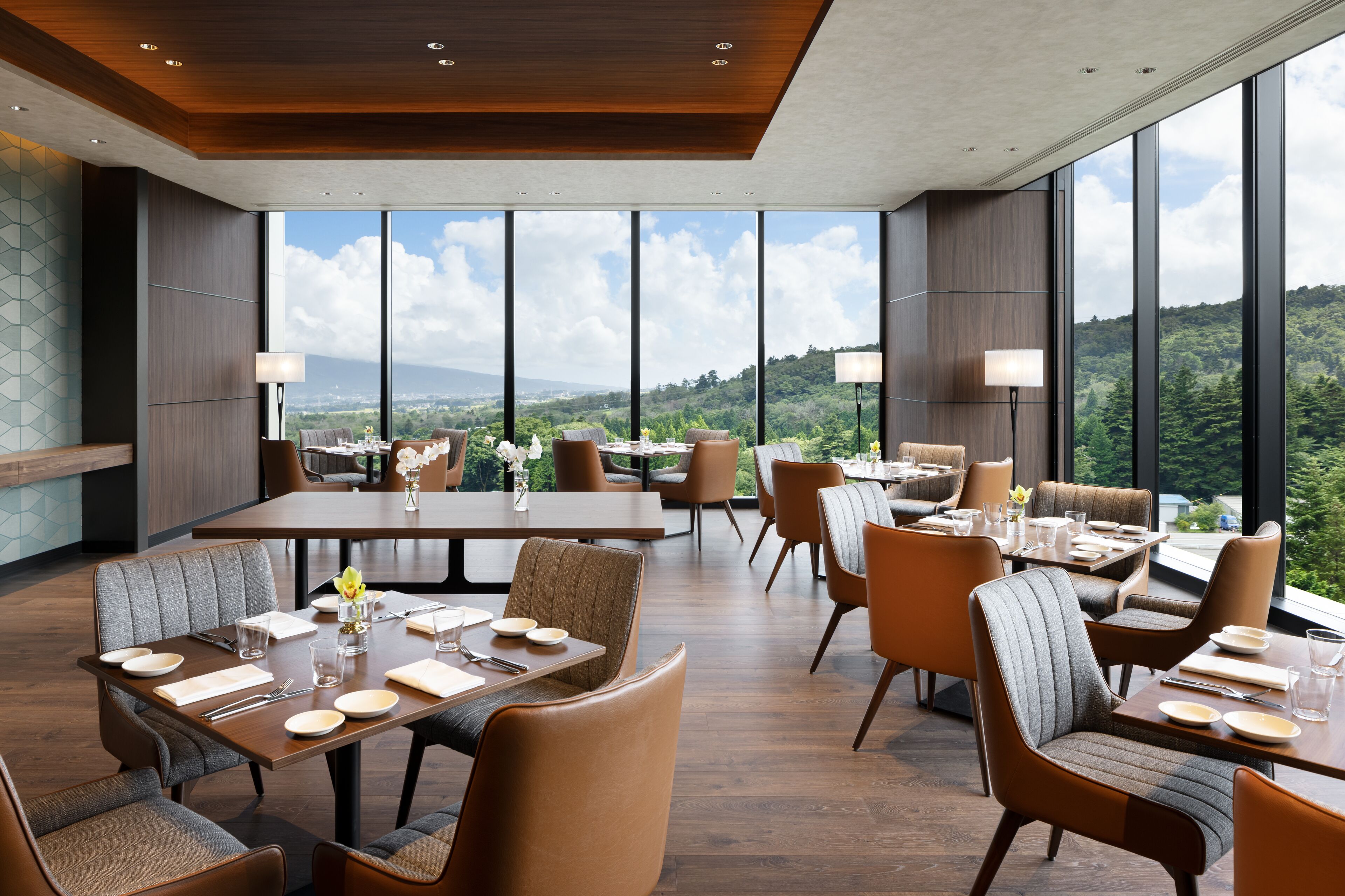 2 restaurantes, se sirven desayunos, comidas, cenas y cocina italiana