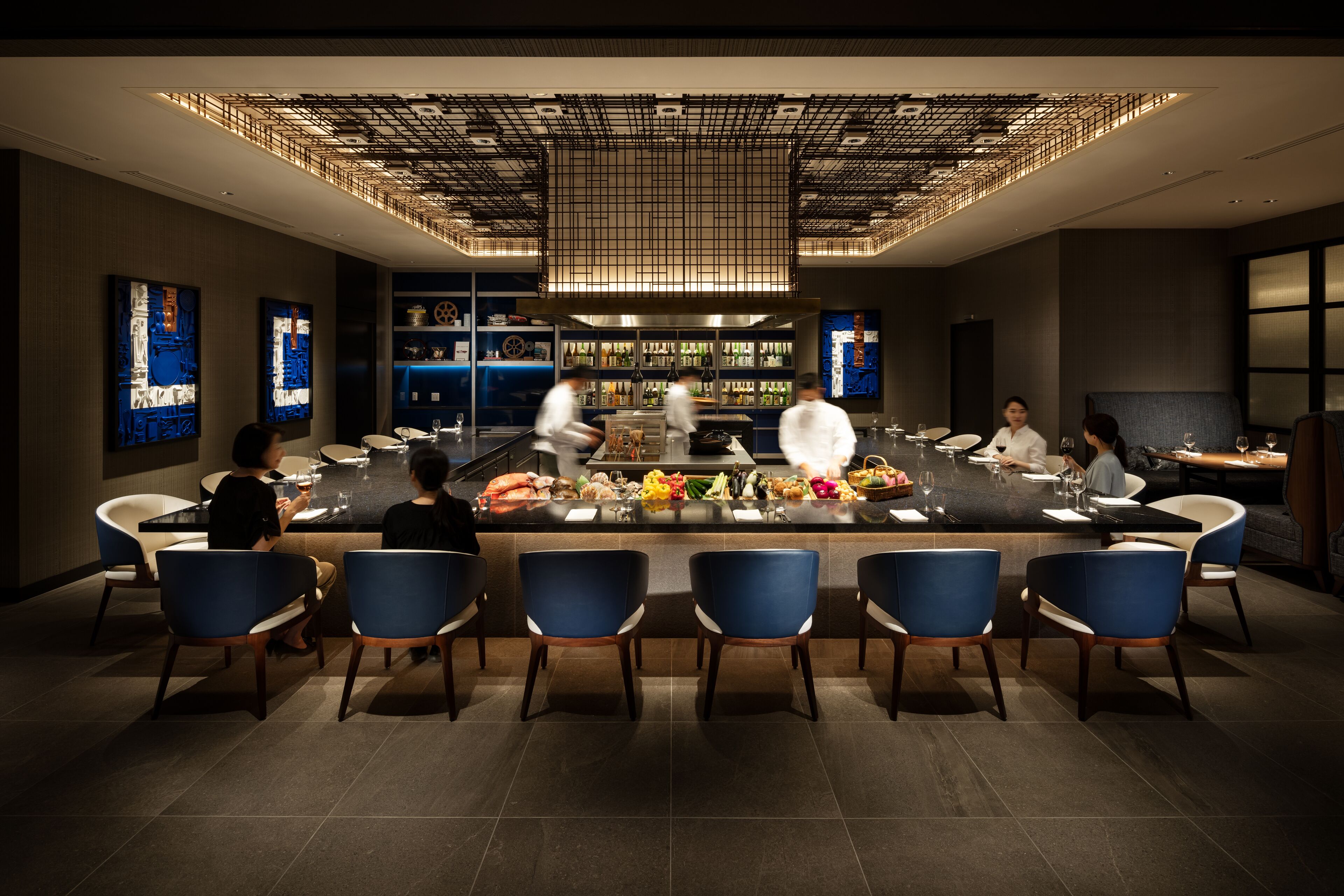 2 restaurants; breakfast, lunch, dinner and brunch served 