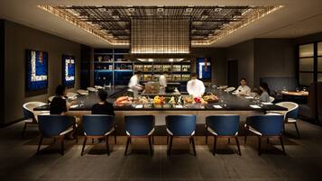 2 restaurants; breakfast, lunch, dinner and brunch served