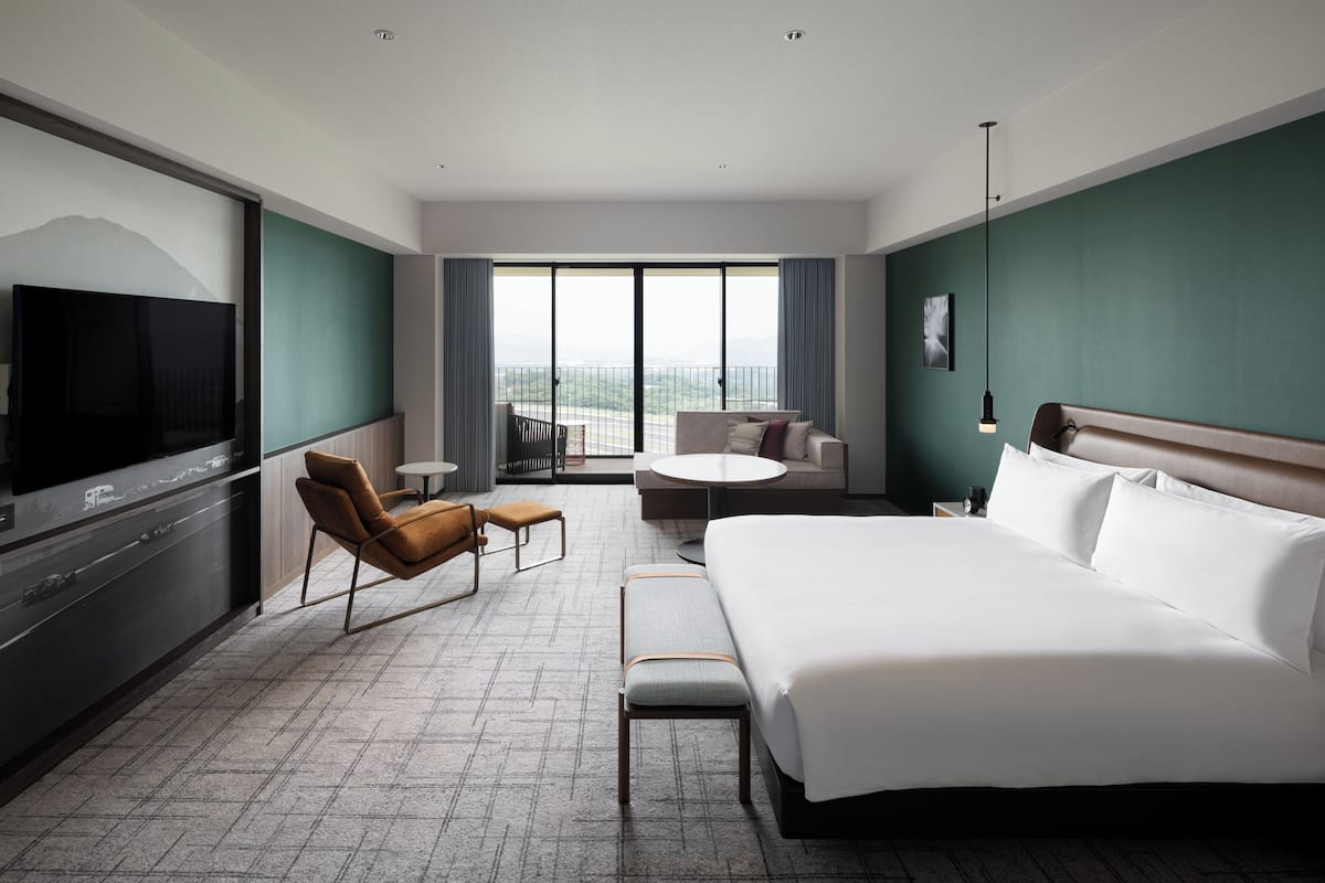 Deluxe kamer, 1 kingsize bed (Circuit View) | 1 slaapkamer, donzen dekbedden, een minibar, een kluis op de kamer