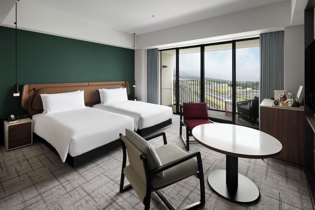 Kamer, 2 eenpersoonsbedden (Circuit View) | 1 slaapkamer, donzen dekbedden, een minibar, een kluis op de kamer